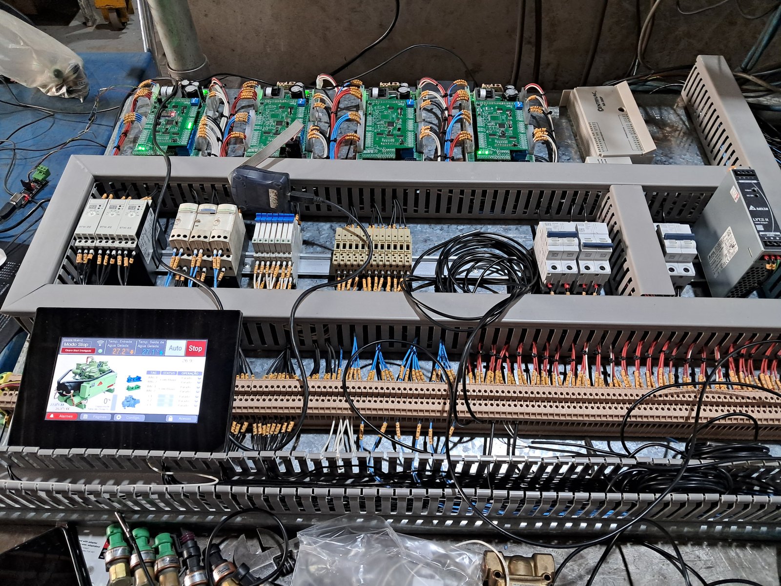 Painel de automação com IHM e CLP