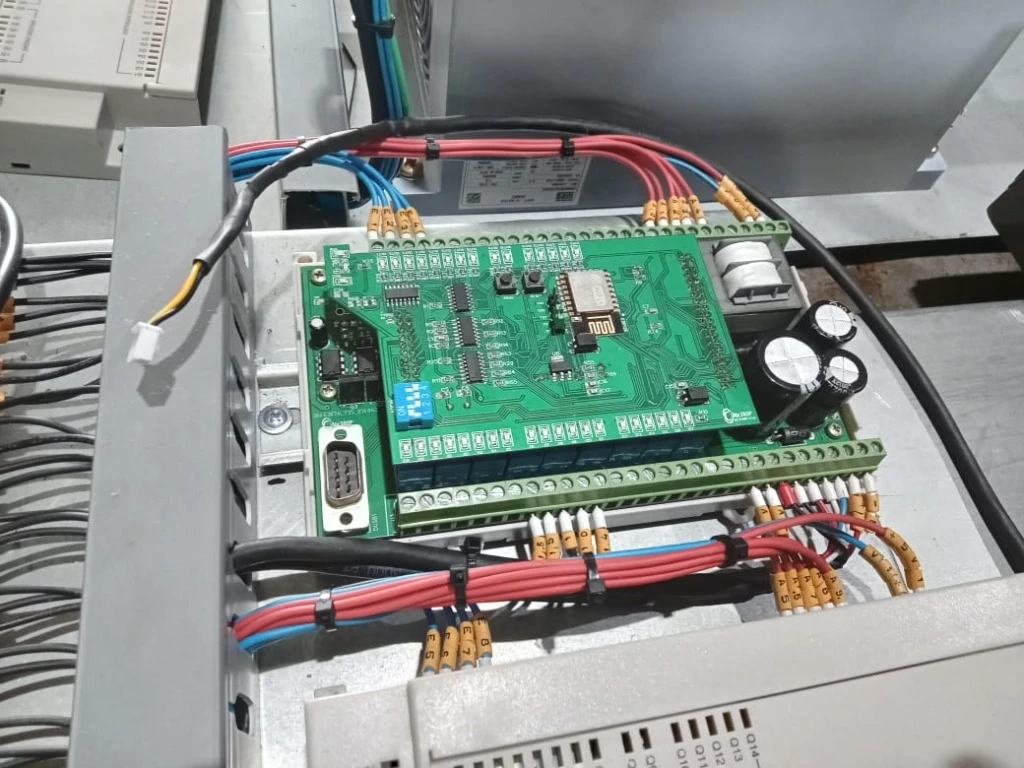 Detalhe da placa de circuito impresso da controladora NX-380-P